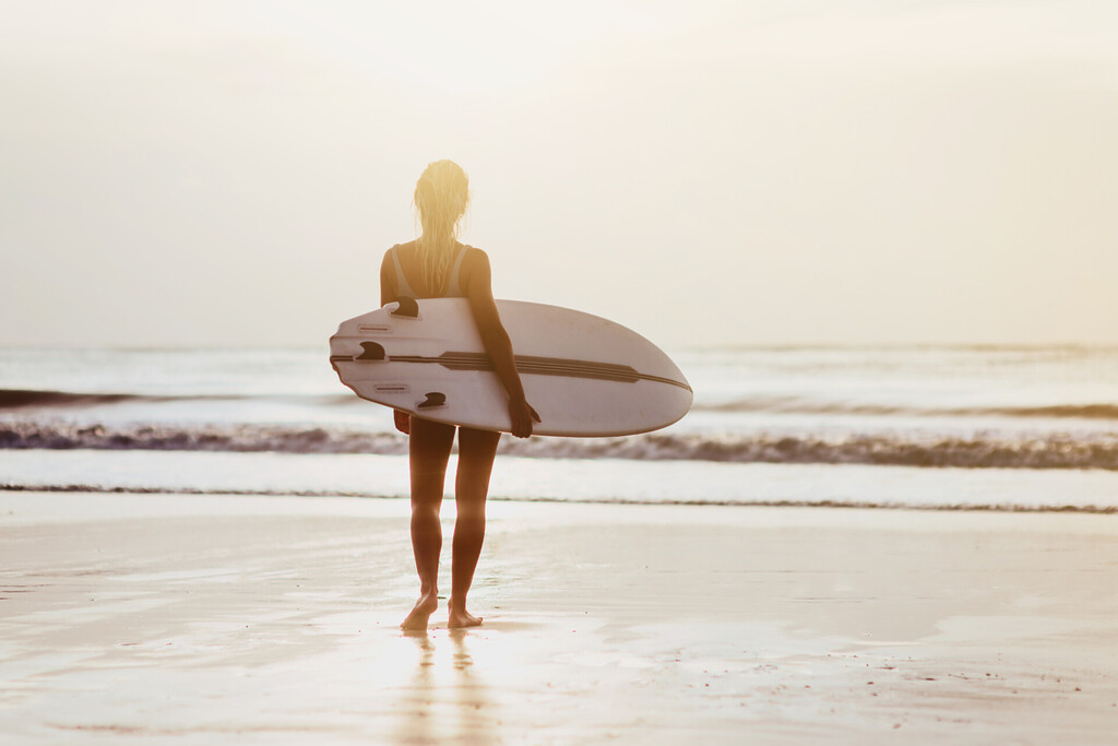 Surf,Girl,With,Long,Hair,Go,To,Surfing